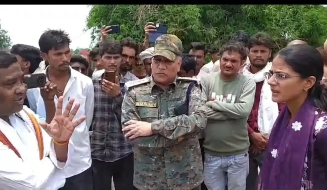 परिजनों ने उपजेल पवई में शव रखकर किया हंगामा, वन परिक्षेत्र मोहन्द्रा के वनकर्मियों पर मृत कैदी से मारपीट करने के आरोप परिजनों ने उपजेल पवई में शव रखकर किया हंगामा, वन परिक्षेत्र मोहन्द्रा के वनकर्मियों पर मृत कैदी से मारपीट करने के आरोप