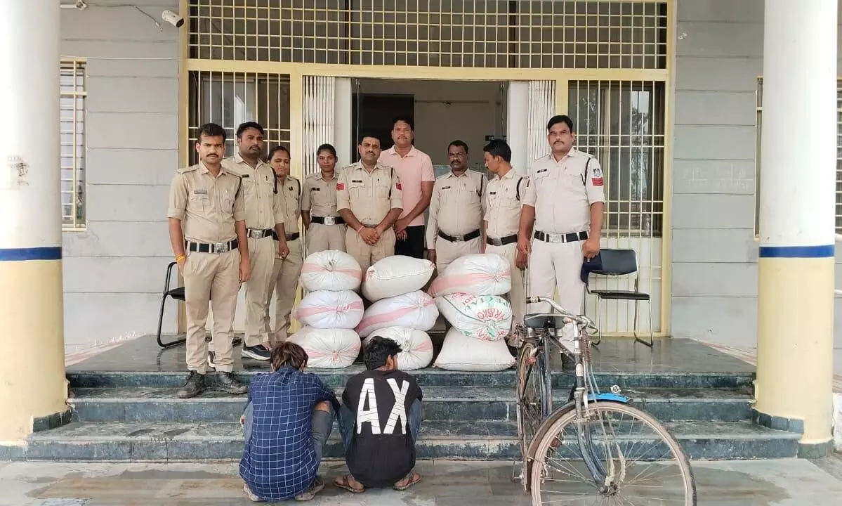 खाद्यान्न चोरी करने वाले दो आरेापियों को रैपुरा पुलिस ने किया गिरफ्तार, आरोपियों के कब्जे से ४ क्विंटल ५० किलो चना एवं साइकिल जप्त खाद्यान्न चोरी करने वाले दो आरेापियों को रैपुरा पुलिस ने किया गिरफ्तार, आरोपियों के कब्जे से ४ क्विंटल ५० किलो चना एवं साइकिल जप्त