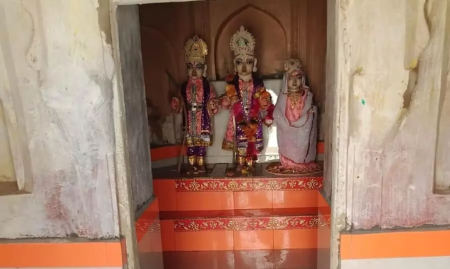 युवाओं ने दिखाई धर्म के प्रति आस्था, जीर्ण-शीर्ण मंदिरों को संवारा युवाओं ने दिखाई धर्म के प्रति आस्था, जीर्ण-शीर्ण मंदिरों को संवारा