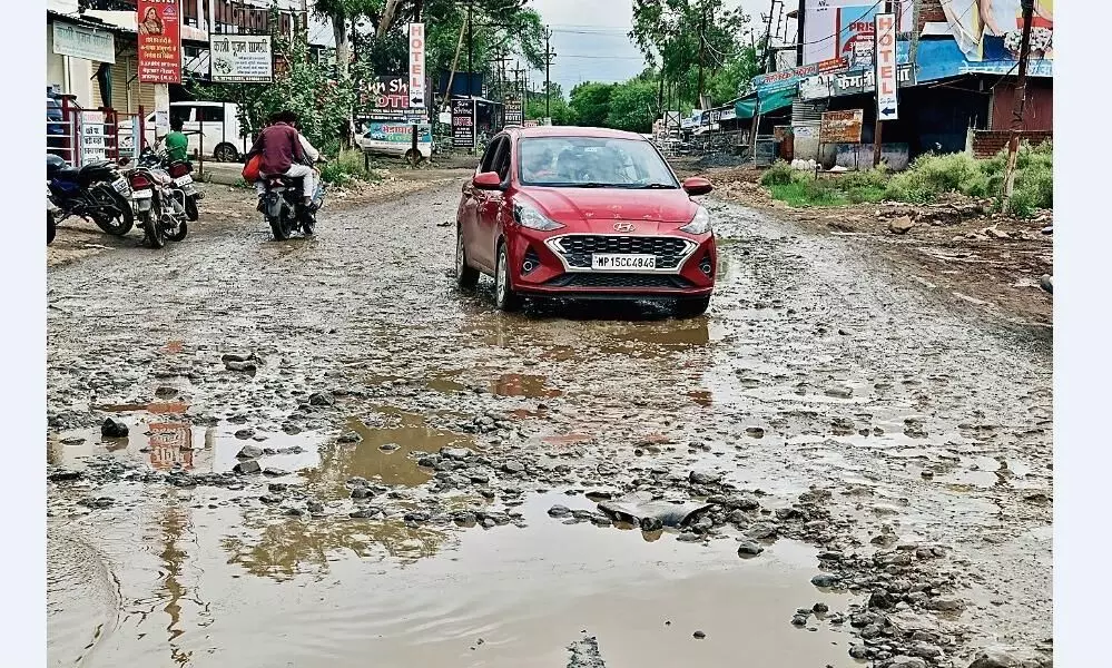विश्व प्रसिद्ध पर्यटन स्थल भेड़ाघाट में कीचड़ और जर्जर सड़कें करती हैं स्वागत विश्व प्रसिद्ध पर्यटन स्थल भेड़ाघाट में कीचड़ और जर्जर सड़कें करती हैं स्वागत
