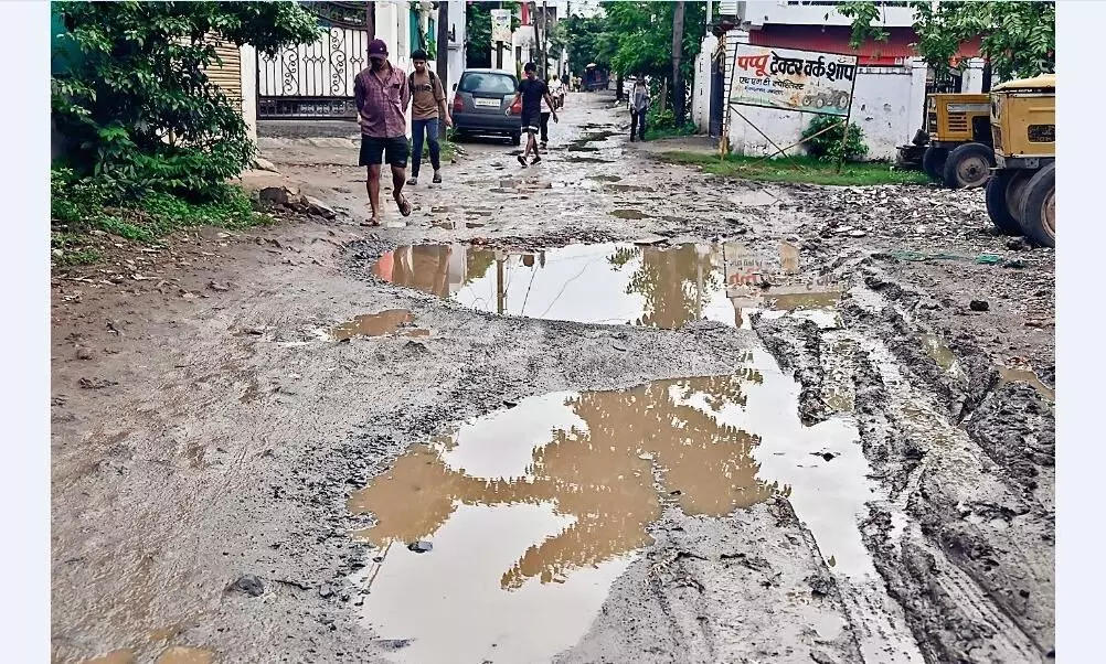 शहर के कई क्षेत्रों में लगातार हो रही बारिश से जलभराव, निकलना मुश्किल, परेशान हुए लोग शहर के कई क्षेत्रों में लगातार हो रही बारिश से जलभराव, निकलना मुश्किल, परेशान हुए लोग