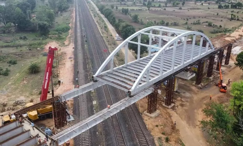 एनएच-43 पर आरओबी में गर्डर लांचिंग के दो माह बाद भी एप्रोच रोड का काम शुरू नहीं एनएच-43 पर आरओबी में गर्डर लांचिंग के दो माह बाद भी एप्रोच रोड का काम शुरू नहीं
