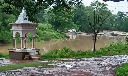 मुख्यालय शाहनगर सहित ग्रामीण अंचलों में तीन दिन से लगातार बारिश नदीं नाले उफान पर मुख्यालय शाहनगर सहित ग्रामीण अंचलों में तीन दिन से लगातार बारिश नदीं नाले उफान पर