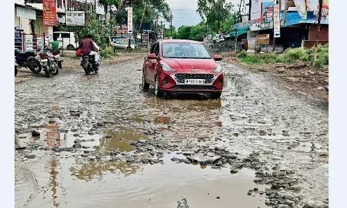 विश्व प्रसिद्ध पर्यटन स्थल भेड़ाघाट में कीचड़ और जर्जर सड़कें करती हैं स्वागत