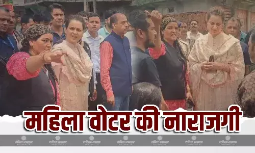 मंडी के बाढ़ प्रभावित इलाकों का दौरा करने पहुंची कंगना रनौत, नाराज महिला बोली - अब क्या फोटो खिंचाने आई हो? सांसद ने दिया ये जवाब