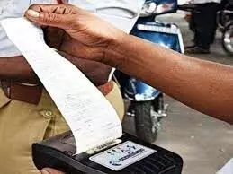 अब मोबाइल फोन से नहीं काट सकेंगे चालान, ट्रैफिक पुलिस को आदेश अब मोबाइल फोन से नहीं काट सकेंगे चालान, ट्रैफिक पुलिस को आदेश