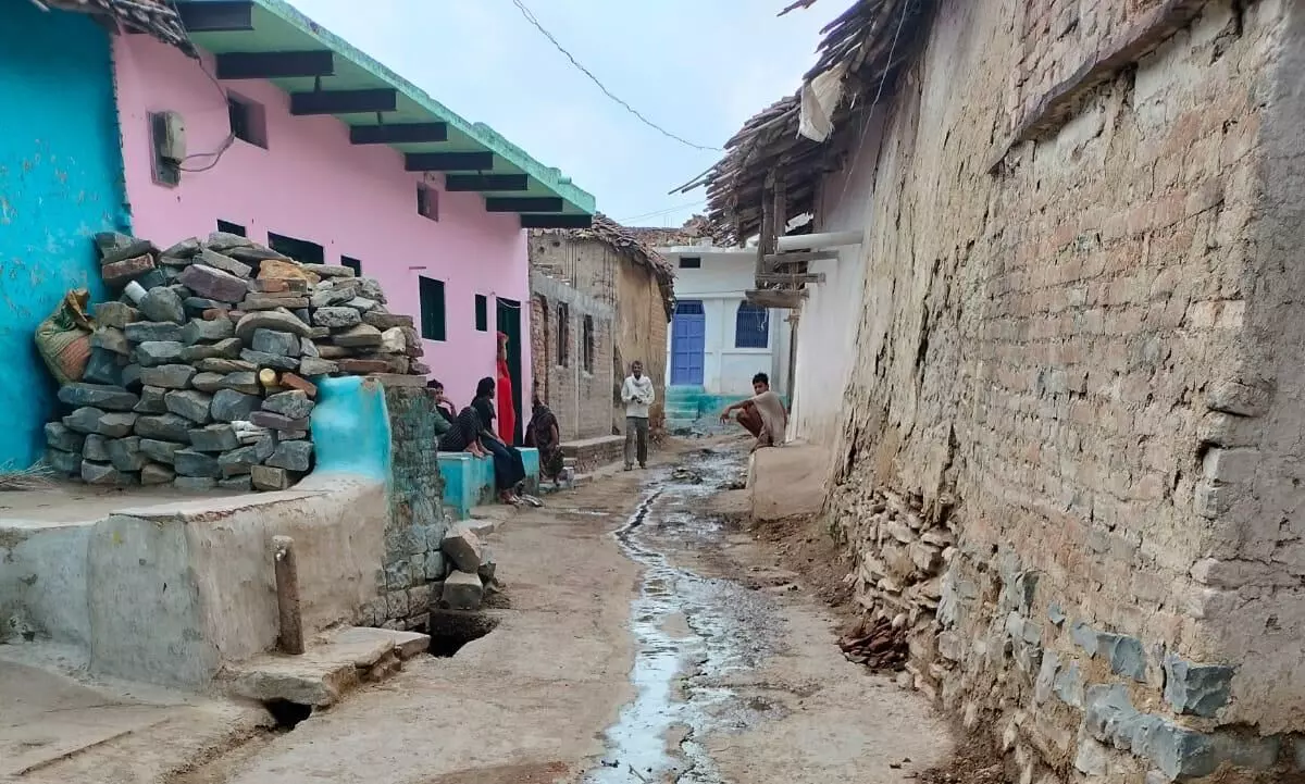 ककरहटा पंचायत में स्वच्छता अभियान की उड रहीं धज्जियां, नालियों के अभाव में सडक़ों में बह रहा गंदा पानी ककरहटा पंचायत में स्वच्छता अभियान की उड रहीं धज्जियां, नालियों के अभाव में सडक़ों में बह रहा गंदा पानी