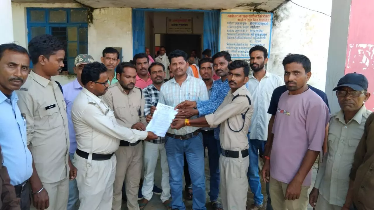 विभिन्न मांगों को लेकर कोटवार संघ ने किया प्रदर्शन, मुख्यमंत्री के नाम तहसीलदार को सौंपा ज्ञापन विभिन्न मांगों को लेकर कोटवार संघ ने किया प्रदर्शन, मुख्यमंत्री के नाम तहसीलदार को सौंपा ज्ञापन