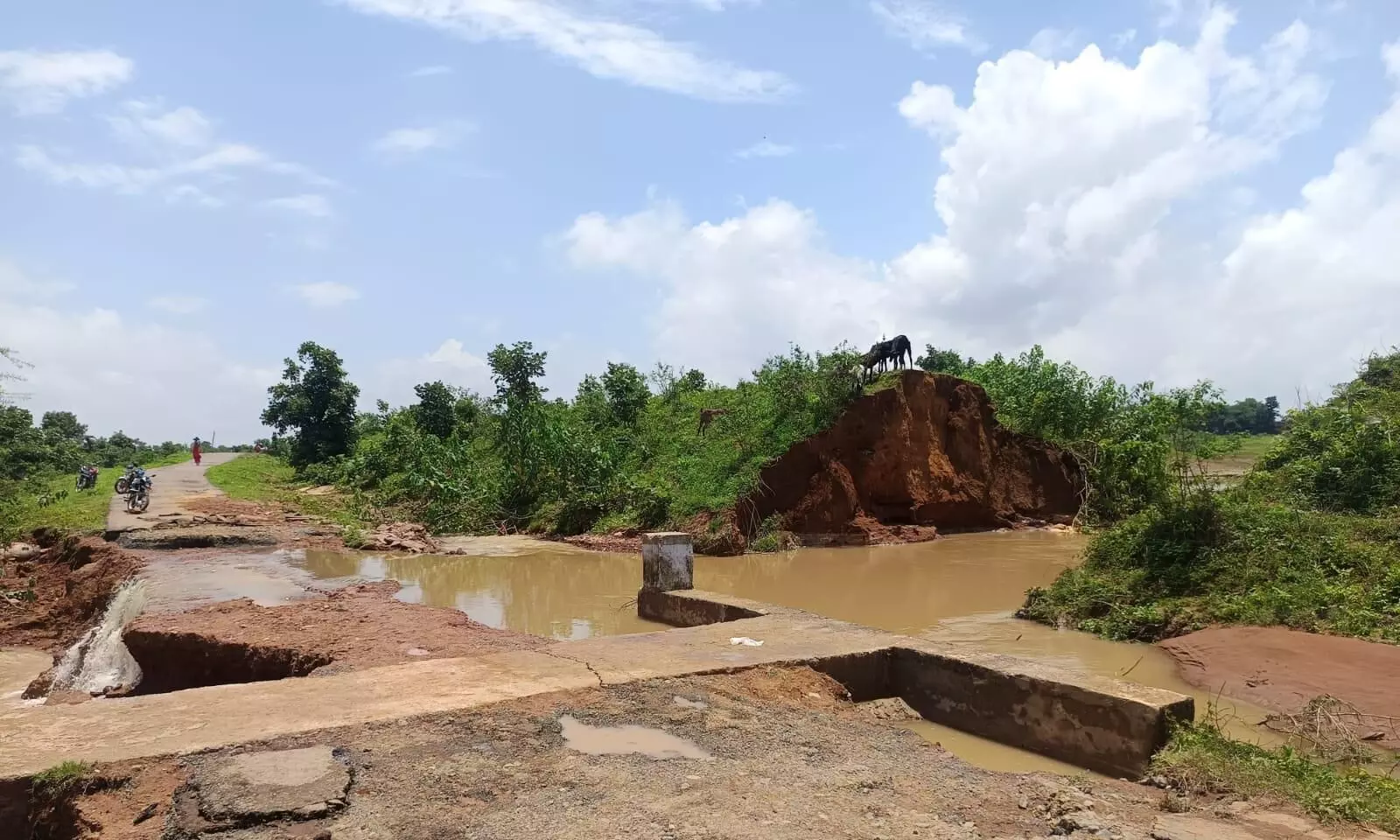 ग्राम डोहली में बारिश में फूटा तालाब, बहाव में रोड भी बह, पाईपलाईन डालने में तालाब की मेढ का किया गया नुकसान ग्राम डोहली में बारिश में फूटा तालाब, बहाव में रोड भी बह, पाईपलाईन डालने में तालाब की मेढ का किया गया नुकसान