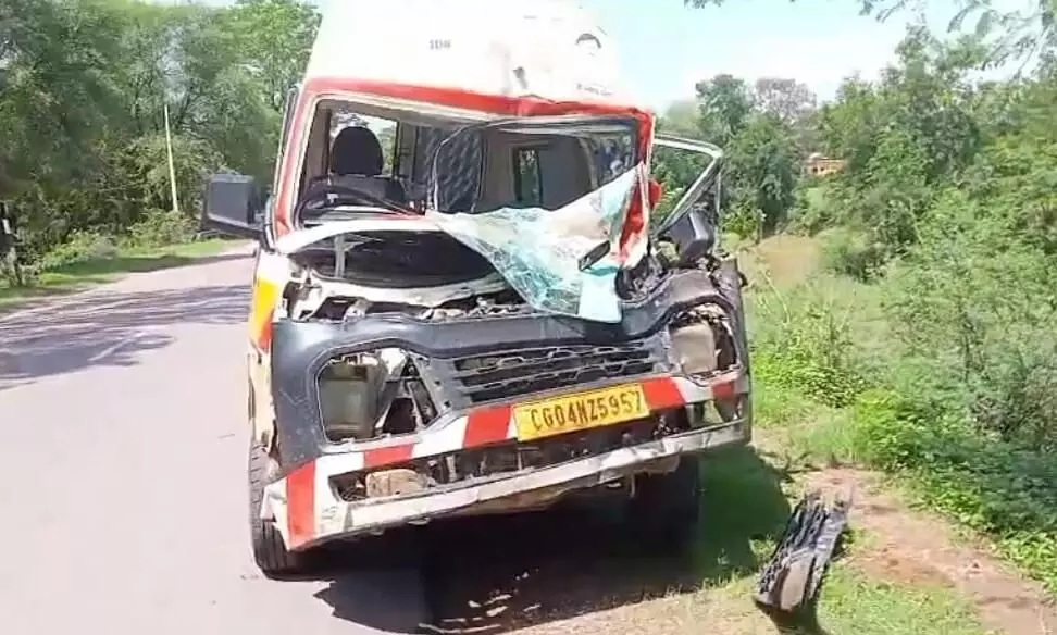 तेज रफ्तार एम्बूलेंस सीमेण्ट से लोड खडे ट्रक से टकराई, गर्भवती महिला की मौके पर मौत, परिवार के छ: सदस्य भी घायल तेज रफ्तार एम्बूलेंस सीमेण्ट से लोड खडे ट्रक से टकराई, गर्भवती महिला की मौके पर मौत, परिवार के छ: सदस्य भी घायल