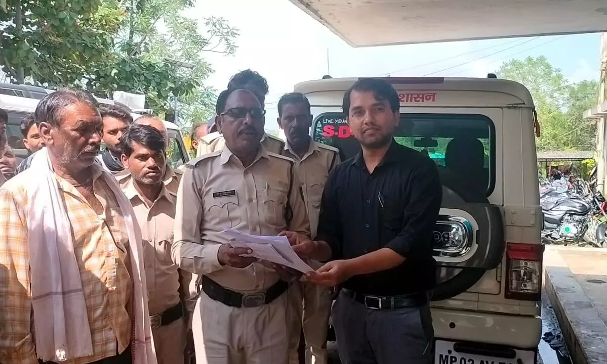 पवई तहसील के कोटवारों ने मुख्यमंत्री के नाम सौंपा ज्ञापन पवई तहसील के कोटवारों ने मुख्यमंत्री के नाम सौंपा ज्ञापन