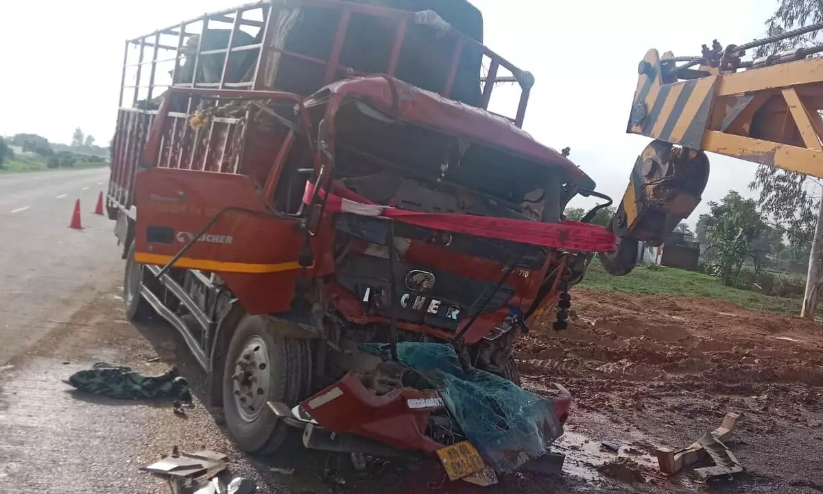 चलते ट्रक में पीछे से भिड़ा मिनी ट्रक, चालक समेत 2 की मौत चलते ट्रक में पीछे से भिड़ा मिनी ट्रक, चालक समेत 2 की मौत