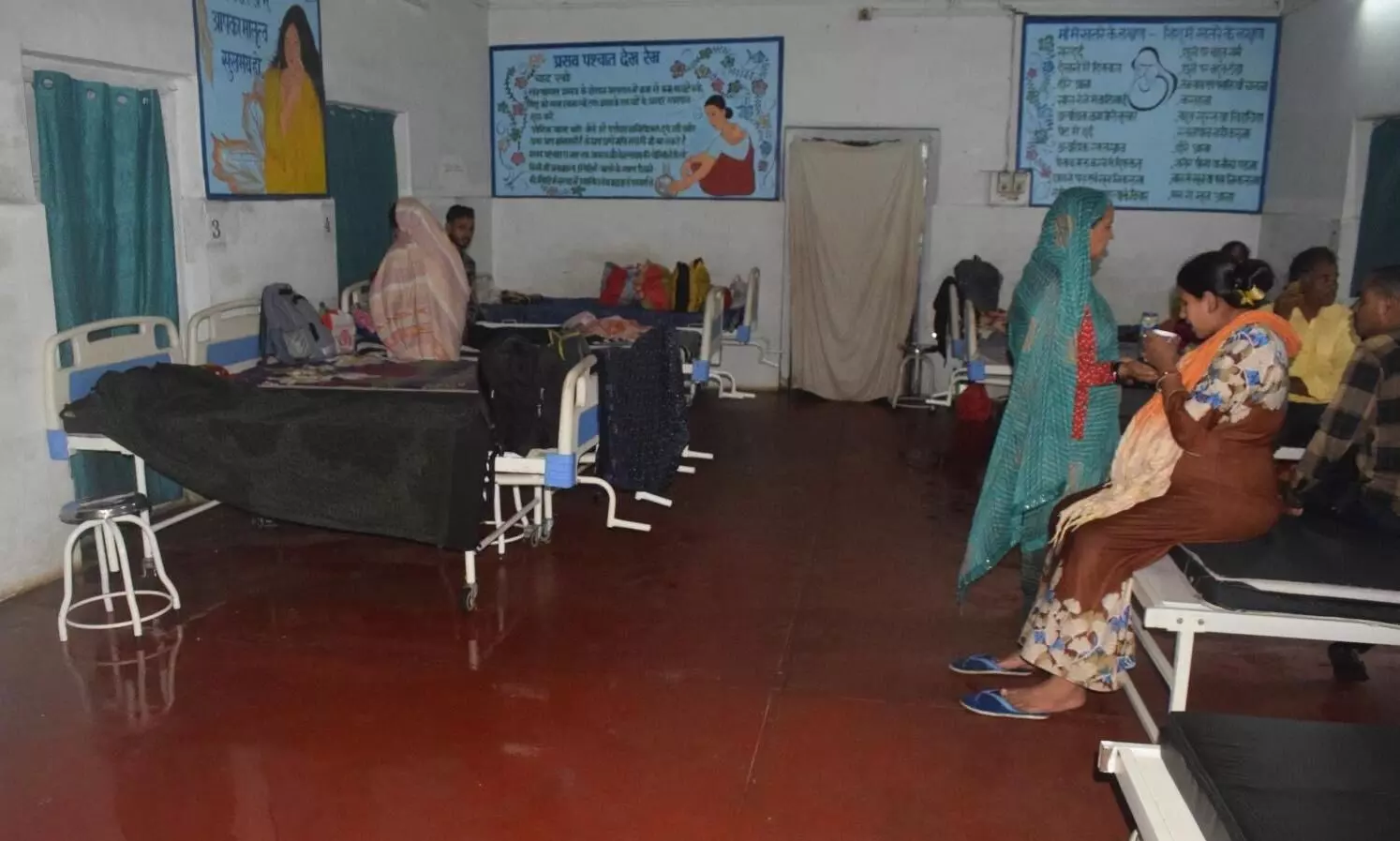 अस्पताल प्रबंधन की अनदेखी, गायनिक पेशेंट के पलंग के आसपास टपक रहा बारिश का पानी अस्पताल प्रबंधन की अनदेखी, गायनिक पेशेंट के पलंग के आसपास टपक रहा बारिश का पानी