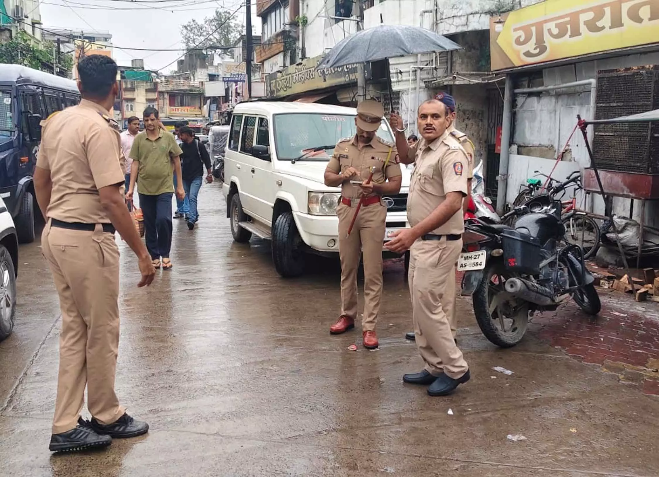 अमरावती के सरोज टॉकीज के पास बस में बम मिलने का पुलिस को आया फेक कॉल, अमरावती के सरोज टॉकीज के पास बस में बम मिलने का पुलिस को आया फेक कॉल,
