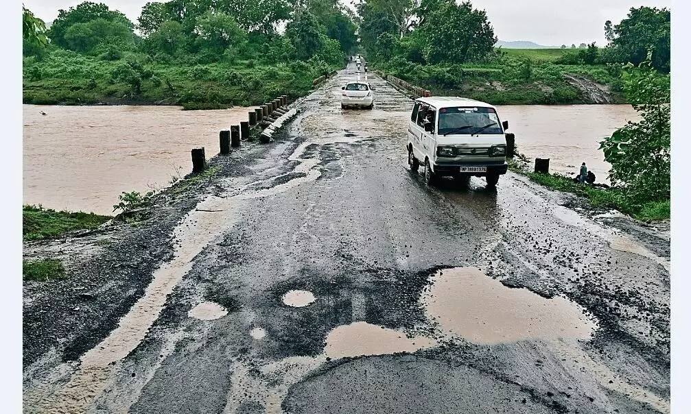 जरा संभलकर..बांध की जगह अस्पताल भी पहुंच सकते हैं आप जरा संभलकर..बांध की जगह अस्पताल भी पहुंच सकते हैं आप