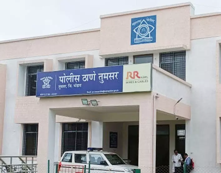 घर के सामने टहल रहे व्यक्ति को कार से टक्कर मारकर भागा पुलिस हवलदार घर के सामने टहल रहे व्यक्ति को कार से टक्कर मारकर भागा पुलिस हवलदार
