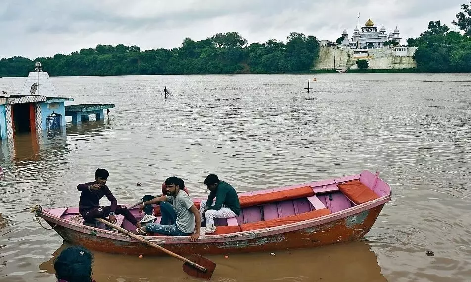 मोबाइल से फोटो ले रहीं 4 युवतियां पानी में बहीं मोबाइल से फोटो ले रहीं 4 युवतियां पानी में बहीं