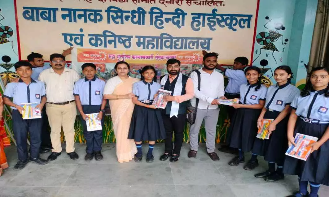 हैंडराइटिंग प्रतियोगिता में हिंदी, अंग्रेजी- मराठी भाषाओं में दिखी बच्चों की प्रतिभा, बांटी शैक्षणिक सामग्री हैंडराइटिंग प्रतियोगिता में हिंदी, अंग्रेजी- मराठी भाषाओं में दिखी बच्चों की प्रतिभा, बांटी शैक्षणिक सामग्री