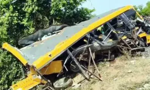 कुड्डालोर में स्कूल बस कर रही थी रेलवे ट्रैक पार, यात्री ट्रेन ने मारी जोरदार टक्कर, छात्राओं की मौत