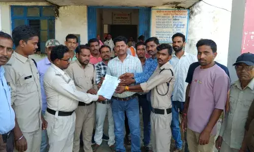 विभिन्न मांगों को लेकर कोटवार संघ ने किया प्रदर्शन, मुख्यमंत्री के नाम तहसीलदार को सौंपा ज्ञापन