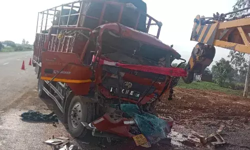 चलते ट्रक में पीछे से भिड़ा मिनी ट्रक, चालक समेत 2 की मौत