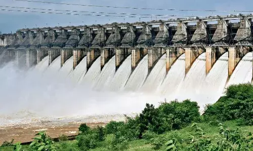 कुल 13 गेटों से छोड़ा जा रहा पानी, नर्मदा तटों पर बढ़ा जल स्तर