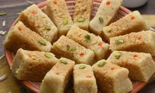 सावन में भगवान शिव के लिए बनाएं स्वादिष्ट मिल्क केक, करें ये रेसिपी फॉलो और पाएं बाजार जैसा स्वाद