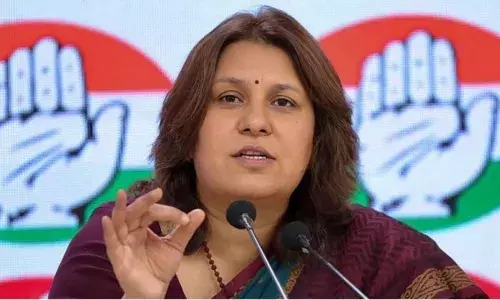 कांग्रेस ने मोदी सरकार पर लगाए ये आरोप, कहा - इन चार कंपनियों के भारतीय शेयर बाजार से किया बाहर