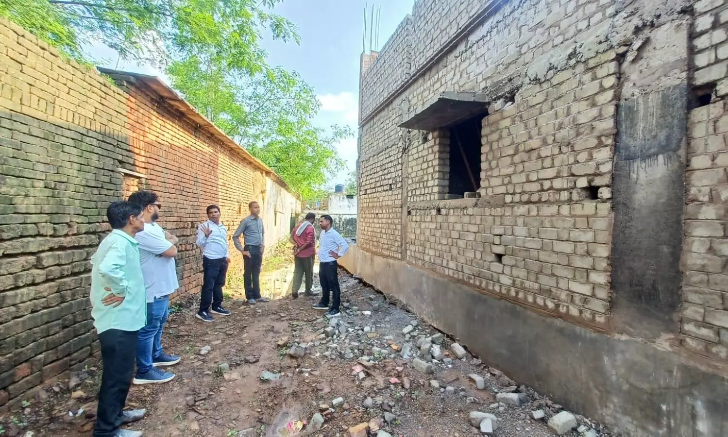 जरगवां उपस्वास्थ्य केंद्र के निर्माणाधीन भवन में जांच के लिए पहुंची टीम जरगवां उपस्वास्थ्य केंद्र के निर्माणाधीन भवन में जांच के लिए पहुंची टीम