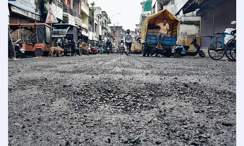 30 दिन में ही छलनी हो गई 40 लाख की सड़क, गड्ढे इतने कि गिनना भी आसान नहीं 30 दिन में ही छलनी हो गई 40 लाख की सड़क, गड्ढे इतने कि गिनना भी आसान नहीं