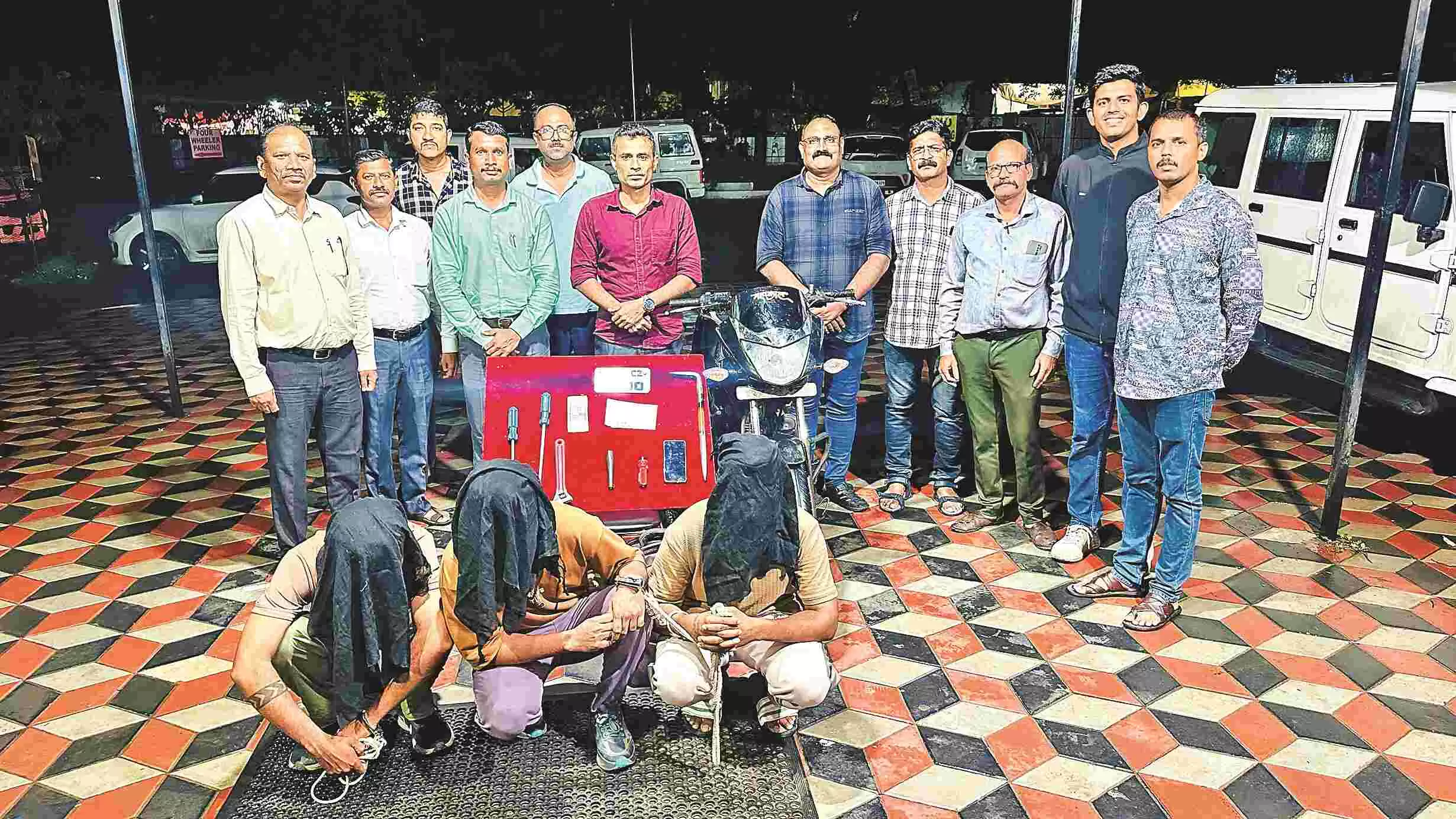अंतरराज्यीय सेंधमार गिरोह के तीन सदस्यों को पुलिस ने किया गिरफ्तार अंतरराज्यीय सेंधमार गिरोह के तीन सदस्यों को पुलिस ने किया गिरफ्तार