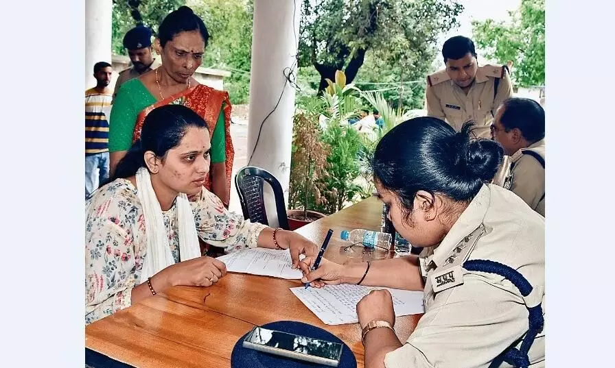 फंसाने की धमकी देकर बाइक मालिक से लाखों हड़पे फंसाने की धमकी देकर बाइक मालिक से लाखों हड़पे
