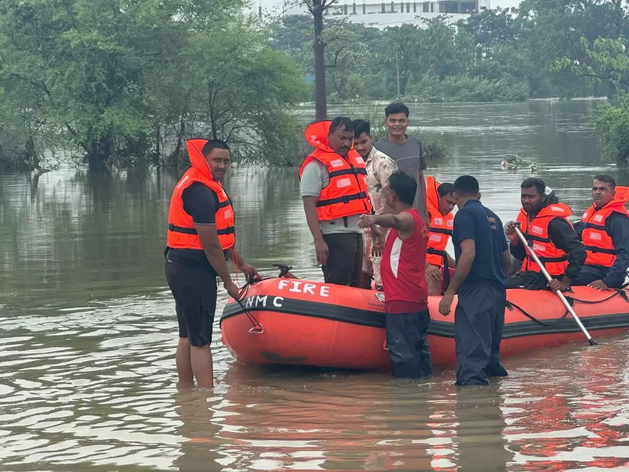 बरसात पानी में धुल गए मनपा प्रशासन के दावे, जलजमाव और रिस्क्यू ऑपरेशन की नौबत बरसात पानी में धुल गए मनपा प्रशासन के दावे, जलजमाव और रिस्क्यू ऑपरेशन की नौबत