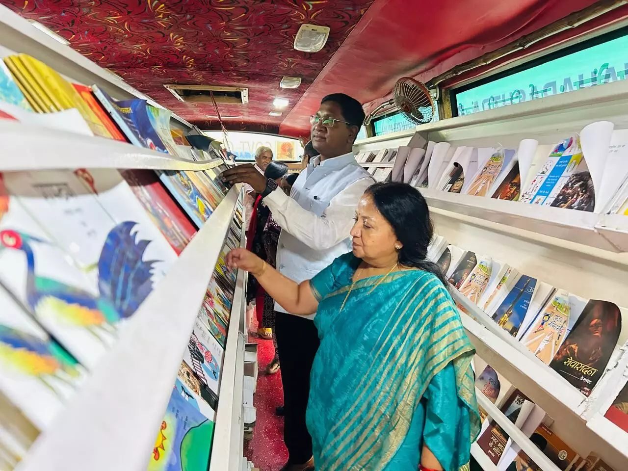 मोबाइल लाइब्रेरी से मिल रहा वाचन संस्कृति को बढ़ावा, विद्यार्थियों को मिल रहा लाभ मोबाइल लाइब्रेरी से मिल रहा वाचन संस्कृति को बढ़ावा, विद्यार्थियों को मिल रहा लाभ