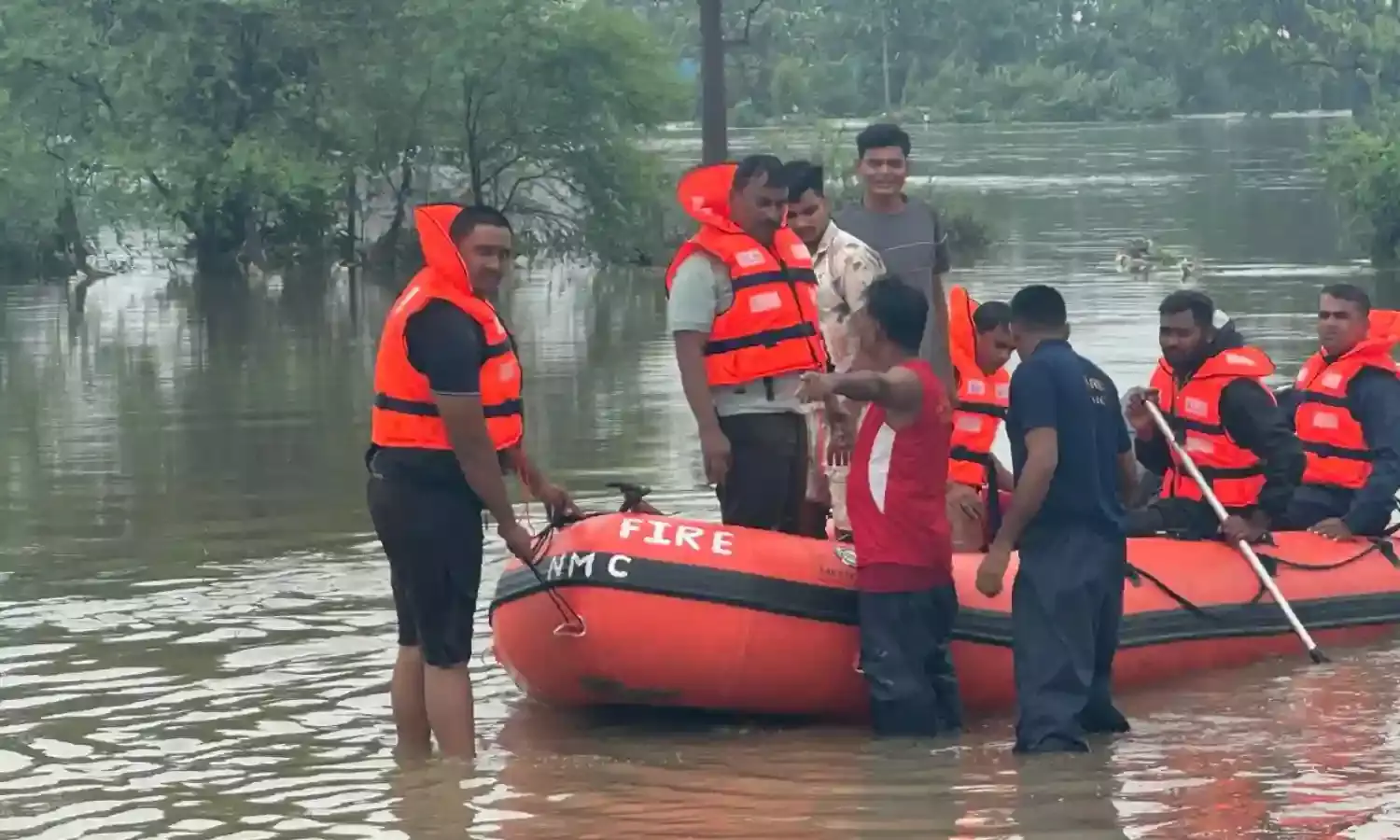 बरसात पानी में धुल गए मनपा प्रशासन के दावे, जलजमाव और रिस्क्यू ऑपरेशन की नौबत