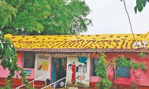 चालीस साल पुराने जर्जर भवन में तिरपाल डालकर हो रही पढ़ाई