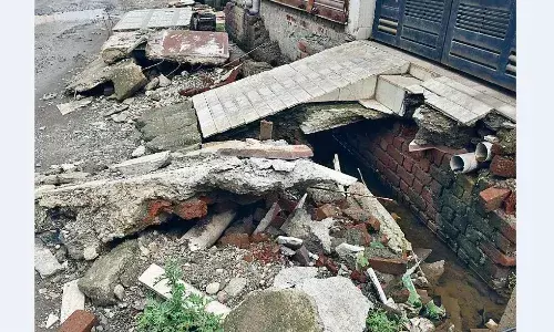रैंप तोड़ दिए और नाली भी नहीं बनाई, घरों के सामने भर रहा पानी