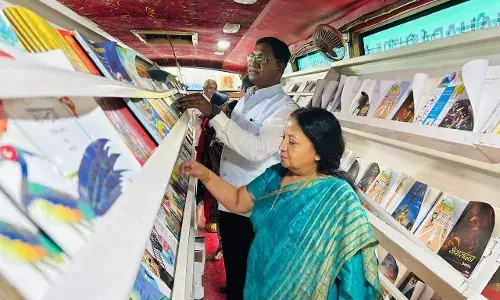 मोबाइल लाइब्रेरी से मिल रहा वाचन संस्कृति को बढ़ावा, विद्यार्थियों को मिल रहा लाभ