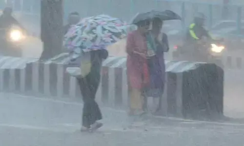 दिल्ली में हुई झमाझम बारिश, यातायात पड़ा धीमा, आईएमडी ने अगले दो घंटों के भीतर तेज हवाओं का जारी किया रेड अलर्ट दिल्ली में हुई झमाझम बारिश, यातायात पड़ा धीमा, आईएमडी ने अगले दो घंटों के भीतर तेज हवाओं का जारी किया रेड अलर्ट