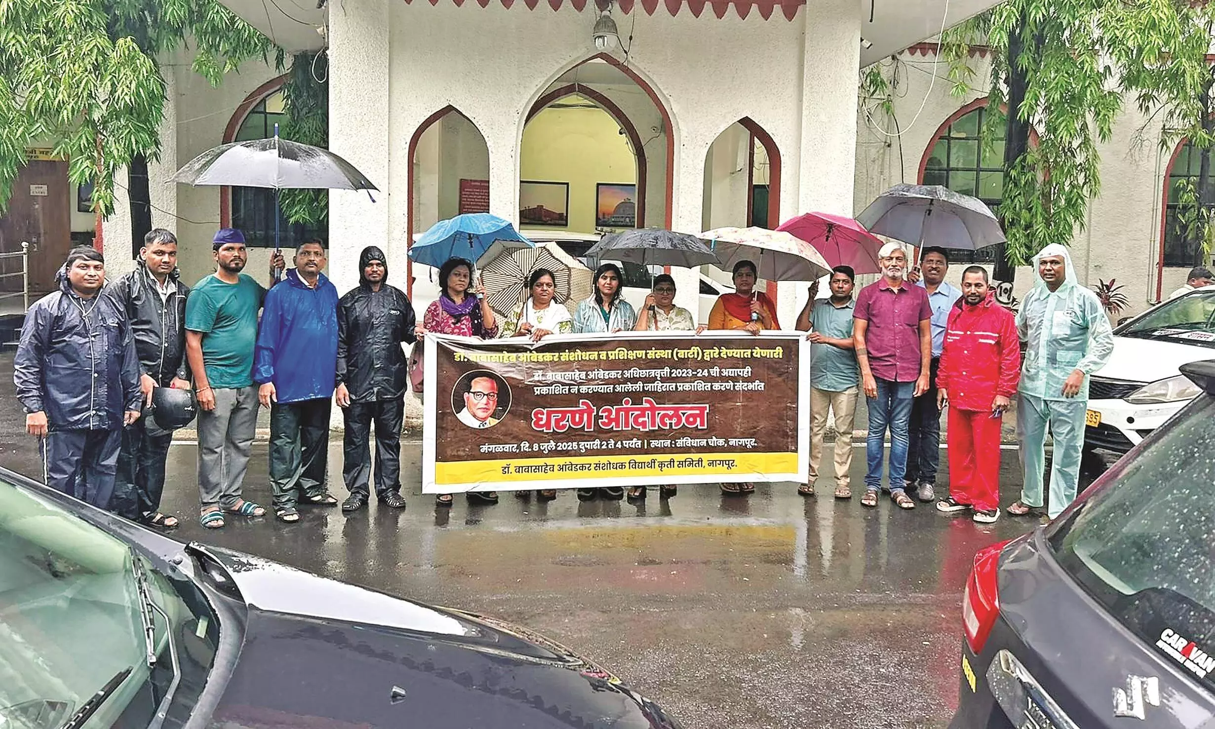 भरी बरसात में डॉ. आंबेडकर शोधार्थी छात्र समिति का धरना आंदोलन भरी बरसात में डॉ. आंबेडकर शोधार्थी छात्र समिति का धरना आंदोलन