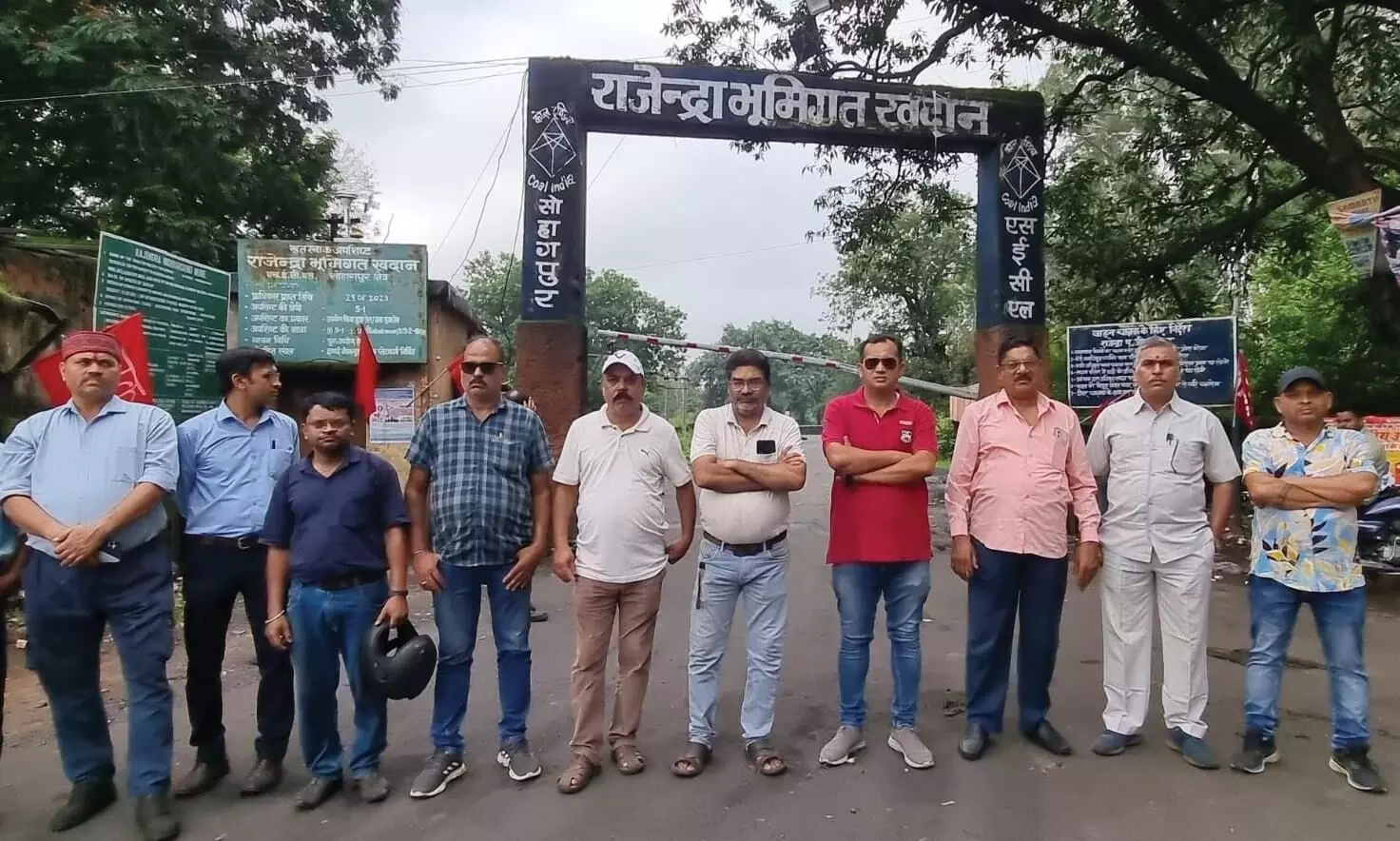 हड़ताल का असर बैंकों में भी कामकाज पर पड़ा असर हड़ताल का असर बैंकों में भी कामकाज पर पड़ा असर
