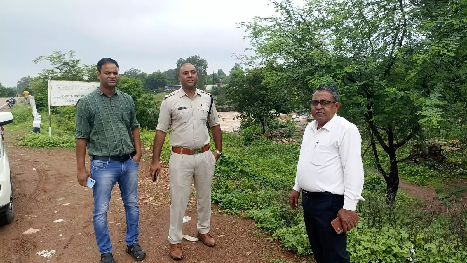 एसडीएम, तहसीलदार व नगर निरीक्षक ने किया जल प्रपातों का निरीक्षण, लोगों की सुरक्षा हेतु दिए आवश्यक दिशा-निर्देश एसडीएम, तहसीलदार व नगर निरीक्षक ने किया जल प्रपातों का निरीक्षण, लोगों की सुरक्षा हेतु दिए आवश्यक दिशा-निर्देश