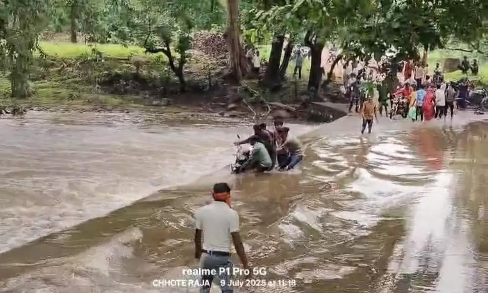 नाला पार करते समय बहने लगा बाइक सवार, ग्रामीणों ने बचाया नाला पार करते समय बहने लगा बाइक सवार, ग्रामीणों ने बचाया
