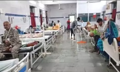 पन्ना में बारिश ने खोली जिला अस्पताल की व्यवस्था की पोल, सर्जिकल वार्ड में पानी भरने से मरीज परेशान, संक्रमण का खतरा पन्ना में बारिश ने खोली जिला अस्पताल की व्यवस्था की पोल, सर्जिकल वार्ड में पानी भरने से मरीज परेशान, संक्रमण का खतरा