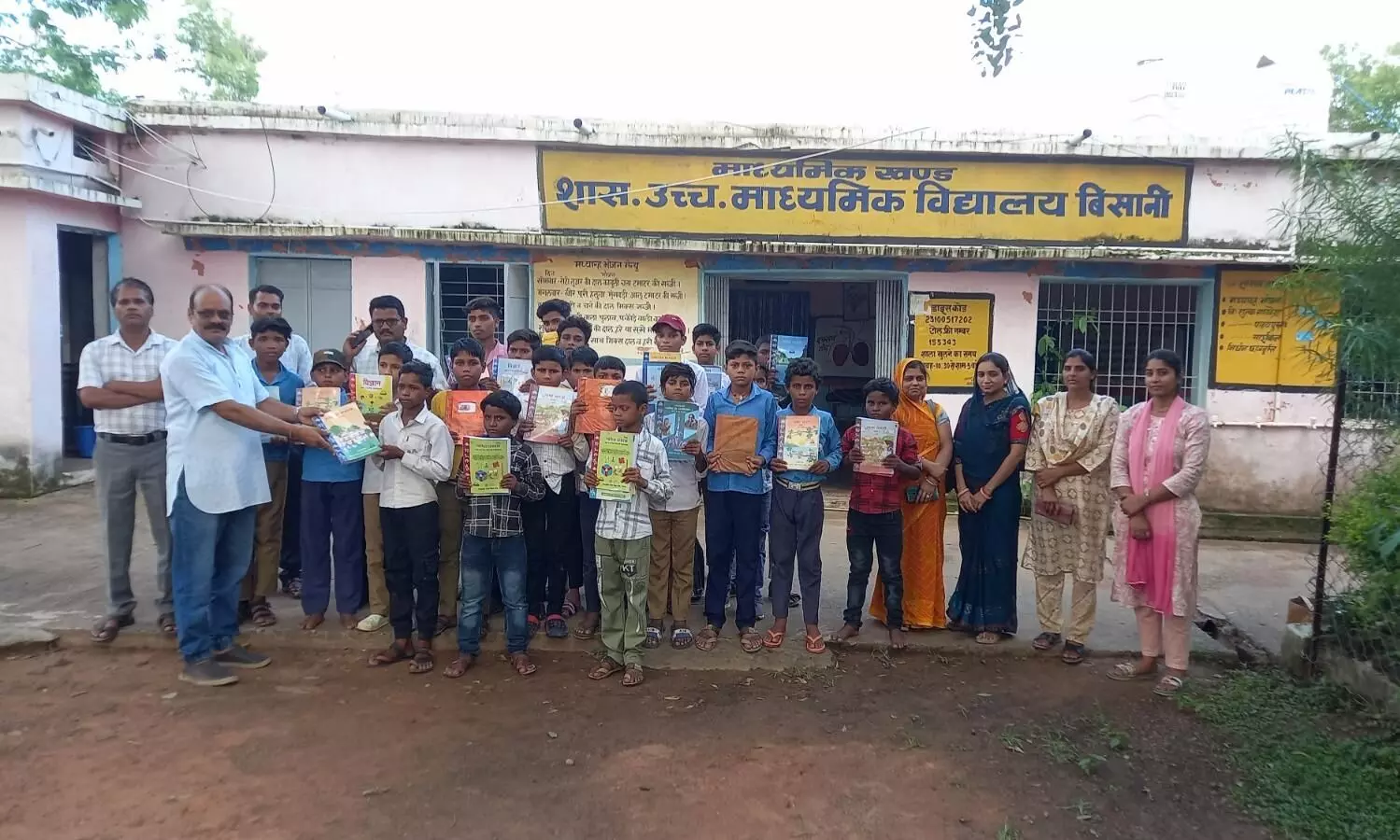 बिसानी विद्यालय में कक्षा ११वीं व १२वीं के विद्यार्थियों को किया गया पुस्तकों का वितरण बिसानी विद्यालय में कक्षा ११वीं व १२वीं के विद्यार्थियों को किया गया पुस्तकों का वितरण