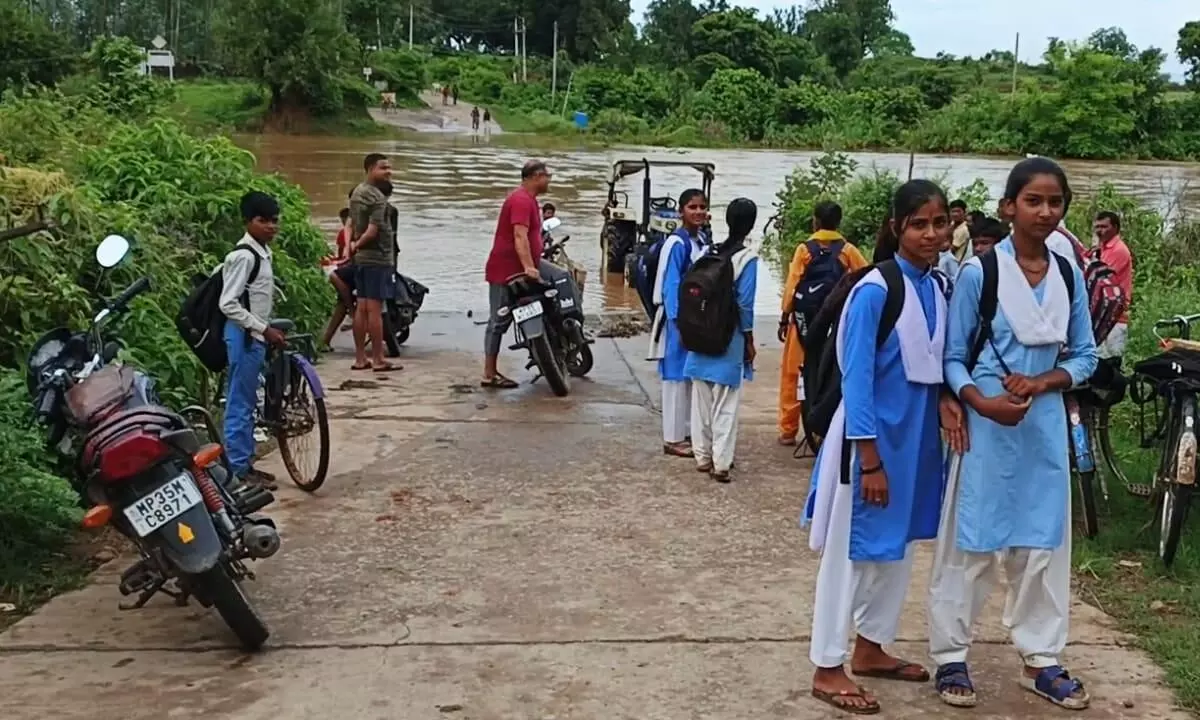 बाघिन नदीं के रपटा से ऊपर फिर चढा पानी, घर पहुंचने के लिए घंटो परेशान हुए बृजपुर के ग्रामीण व छात्र-छात्रायें बाघिन नदीं के रपटा से ऊपर फिर चढा पानी, घर पहुंचने के लिए घंटो परेशान हुए बृजपुर के ग्रामीण व छात्र-छात्रायें