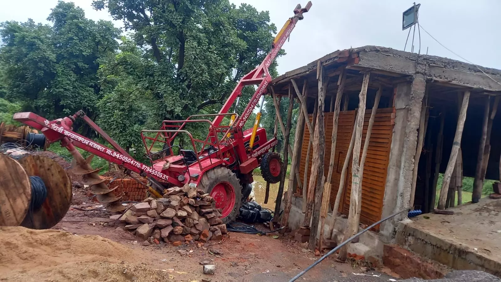 कार की टक्कर से ट्रेक्टर निर्माणाधीन मकान पर चढा, बुलेट व मकान क्षतिग्रस्त कार की टक्कर से ट्रेक्टर निर्माणाधीन मकान पर चढा, बुलेट व मकान क्षतिग्रस्त