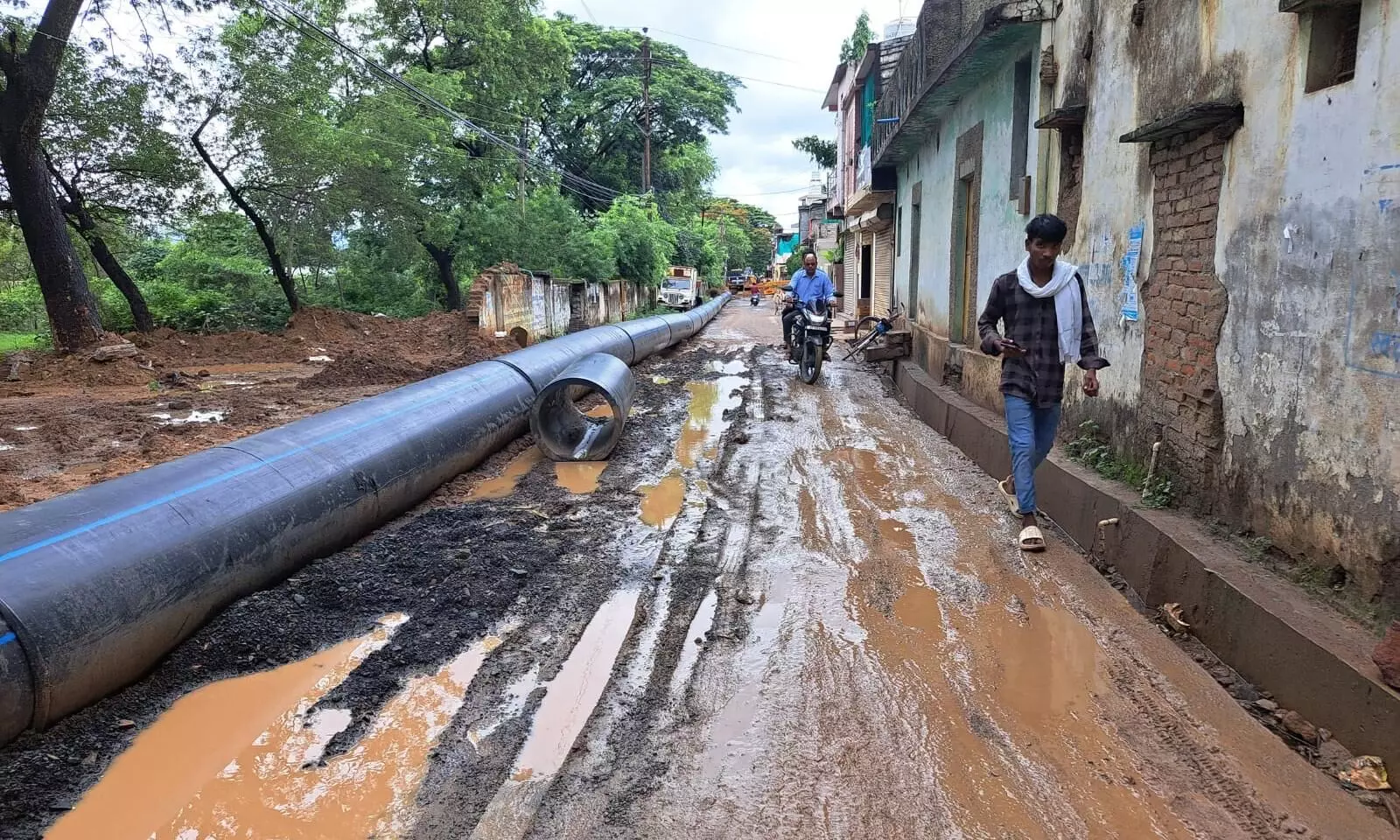 सीवर लाइन निर्माण में भर्राशाही से आमजनों को दिक्कत सीवर लाइन निर्माण में भर्राशाही से आमजनों को दिक्कत