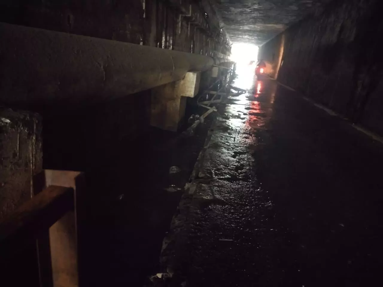 वाहन की टक्कर से गोंदिया के पास रेलवे अंडर ग्राउंड पुल की रेलिंग टूटी वाहन की टक्कर से गोंदिया के पास रेलवे अंडर ग्राउंड पुल की रेलिंग टूटी