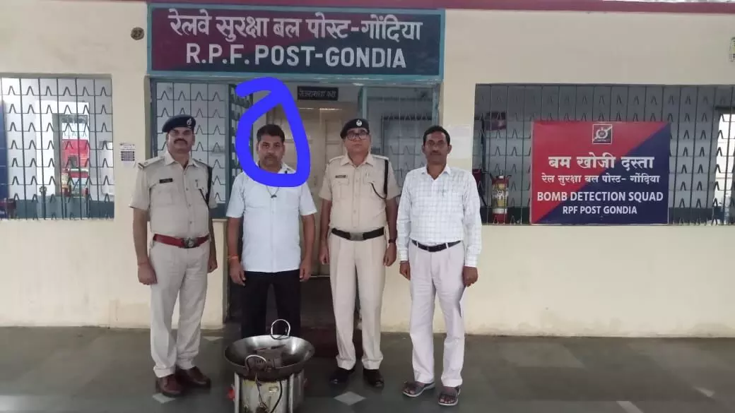 ट्रेन में इलेक्ट्रिक हीटर और कड़ाही उपयोग करते पकड़ाया पेन्ट्रीकार मैनेजर ट्रेन में इलेक्ट्रिक हीटर और कड़ाही उपयोग करते पकड़ाया पेन्ट्रीकार मैनेजर